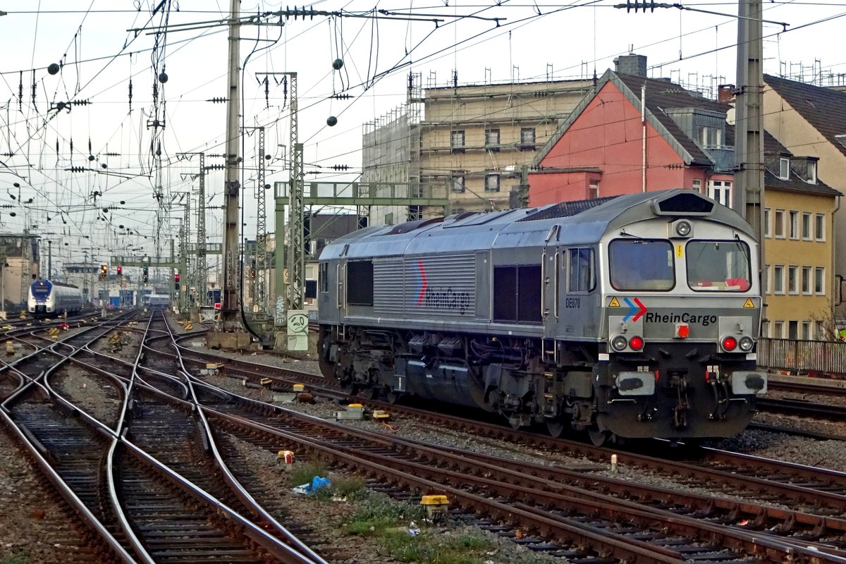 Kleine berraschung in Kln Hbf, wo RheinCargo DE 670 am 28 Dezember 2019 Durchfahrt hat.