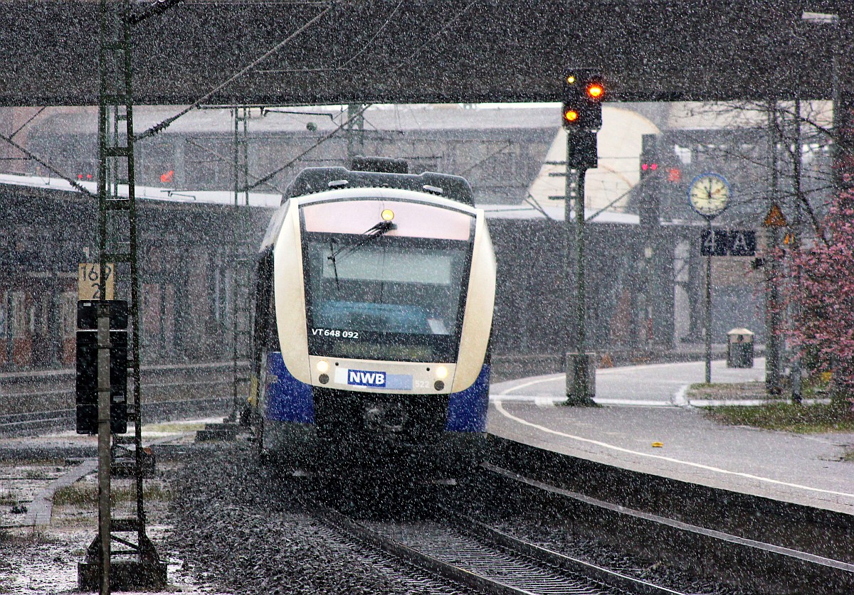 Kleine Überraschung während des Hagel-Schauers...NWB Lint 0648 092/592 auf dem Weg nach  Nicht Einsteigen  dieselt hier durch Hamburg-Harburg. 01.04.2015