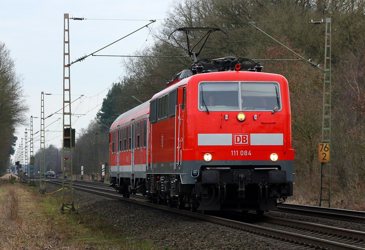 Kleine Überraschung war die blitzsaubere 111 084 die mit einem Steuerwagen bewaffnet an den Fotografen in Dörverden vorbeirauschte. 07.03.2015