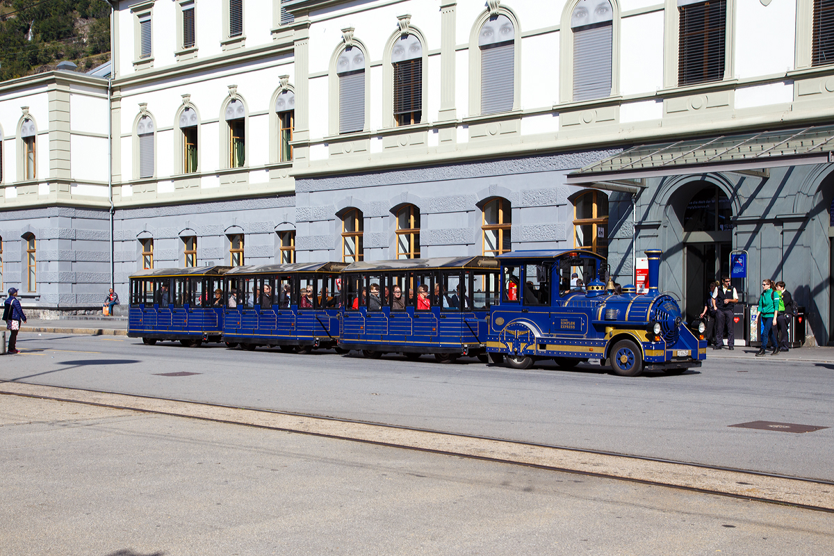 
Kleiner Simplon Express am 16.09.2017 vor dem Bahnhof in Brig.