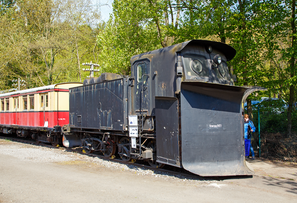 
Klima-Schneepflug 844, Kassel 6463, ex 80 80 973 5 030-6, am 30.04.2017 im Eisenbahnmuseum Bochum-Dahlhausen.

Massive Schneefälle brachten den Eisenbahnbetrieb von jeher in Schwierigkeiten. Wo früher noch mit der Schaufel der Schnee von der Strecke geholt werden musste, kamen später fahrbare Schneepflüge zum Einsatz. Bei dem stetig wachsenden Streckennetz war es mit der Handarbeit nicht mehr zu schaffen, die Gleise in kurzer Zeit vom Schnee zu befreien.

Der hier im Eisenbahnmuseum Bochum-Dahlhausen ausgestellte Schneepflug arbeitet nach dem vom dem österreichischen Baurat Dipl.-Ing. Rudolf Klima erfundenen System. Es verwundert nicht, dass die ersten aufwändigeren Räumgeräte in diesem vom Schnee gesegneten
AIpenstaat entwickelt wurden. Rudolf Klima entwarf    demontierbare Pﬂugscharen, die nur den Winter über an einem Trägerfahrzeug angebaut waren. Üblicherweise wurden dafür kalte Dampflokomotiven verwendet, da diese das nötige Gewicht hatten. Das ,,System K|ima“ wurde auch von der Deutschen Reichsbahn (DRG) Übernommen und weiterentwickelt. Ähnlich wie in Osterreich wurden eine Bedienungskabine und Pﬂugscharen auf Fahrwerken von ausgemusterten Dampf- oder Elektrolokomotiven oder Dampfloktendern aufgebaut. Mit der Kabine war nun ein geschlossener und beheizbarer Arbeitsplatz geschaffen worden. Ein kleiner Dieselmotor mit Kompressor erzeugt die nötige Druckluft, beheizt wurde die Kabine mit einer Ölheizung.

Der Schneepflug wird beim Schneeräumen von einer Lokomotive geschoben. Diese „Schiebende Schneeräumtechnik“ drückt den Schnee unter Ausnutzung der Keilwirkung aus dem Gleis. Die in Bodenschaufelnauslaufenden Pﬂugscharen sind mittels Druckluft schwenkbar und können auf ein- oder zweiseitige Räumwirkung umgestellt werden (für ein- oder zweigleisige Strecken). Die zusätzlichen Seitenräumﬂügel können je nach gewünschtem Profil in der Höhe und im Winkel bewegt werden.

Der hier ausgestellte Schneepflug Kassel 6463 wurde bei Bahnbetriebswerk (Bw) Bebra in Dienst gestellt und während seiner Einsatzzeit vom Ausbesserungswerk (Aw) Limburg betreut. Für das Eisenbahnmuseum Bochum-Dahlhausen konnte der Schneepflug vom Betriebshof Hagen der DB AG übernommen werden.

TECHNIISCHE DATEN:
Bauart : Henschel-Klima-Schneepﬂug844
aufgebaut auf einem preußischen Dampflok-Tender 2'2'T 21,5
Umbaujahr : 1965
Umbau zum Schneepflug : Henschel & Sohn, Kassel
Länge über Puffer : 10.200 mm
Eigengewicht : 35,7 t
Höchstgeschwindigkeit : 100 km/h
Schneeräumgeschwindigkeit : 50 km/h
Gebaute Stückzahl : 25
