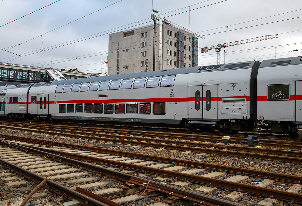 Klimatisierter 2. Klasse IC2-Doppelstock- Reisezugwagen (Twindexx Vario, Mittelwagen), D-DB 50 80 26-81 635-7, der Gattung DBpza 682.4, der DB Fernverkehr AG, am 19.12.2021 im Zugverband abgestellt im Hauptbahnhof Siegen, als Wagen 2 der IC 2 Zuggarnitur 4903.

Der Wagen wurde 2020 von Bombardier Grlitz gebaut. 

Technische Daten siehe: http://hellertal.startbilder.de/bild/Deutschland~Wagen~Personenwagen/760502/klimatisierter-2-klasse-ic2-doppelstock--reisezugwagen-twindexx.html
