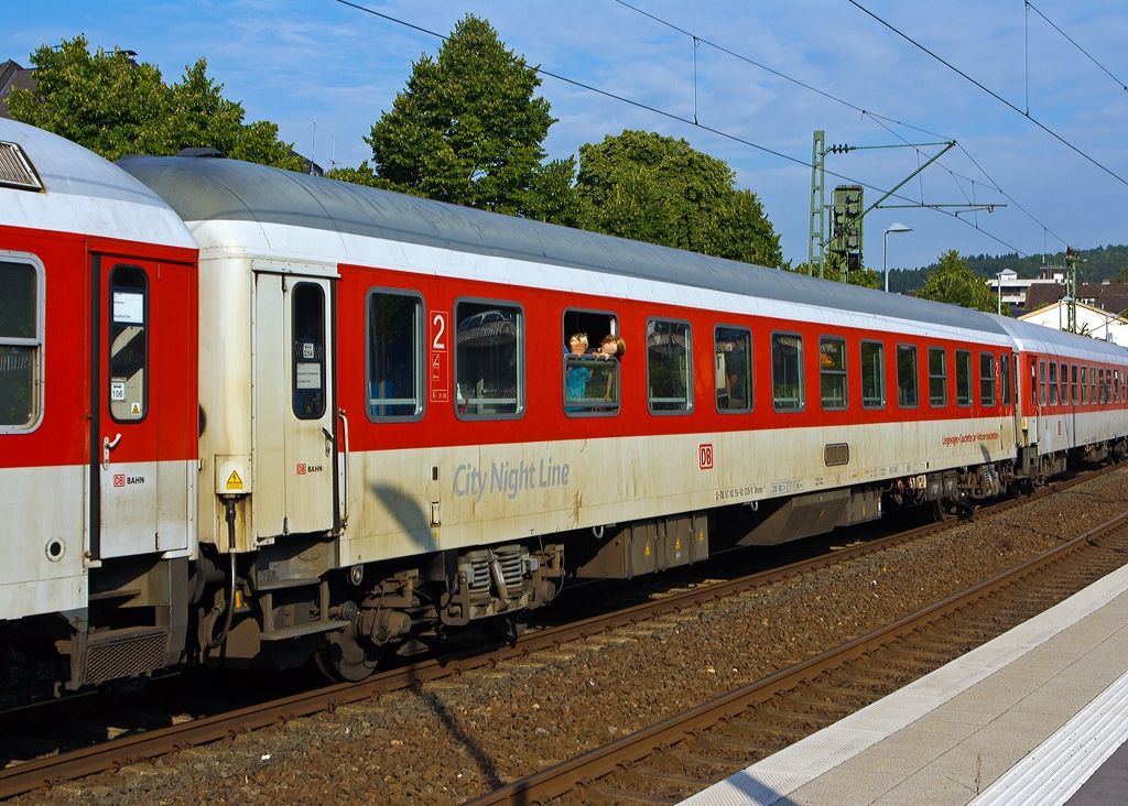 Klimatisierter behindertengerechter 2. Klasse Liegewagen Bvcmbz 249 der DB (D-DB 61 80 59-90 026-5) hier am 23.08.2013 im DB Autozug AZ 1356 bei der Durchfahrt im Bahnhof Kirchen/Sieg.
Lnge ber Puffer: 26.400 mm 
Drehgestellbauart: Minden-Deutz 523 
Hchstgeschwindigkeit: 200 km/h 
Baujahre: 2002 
Hersteller: AW Halberstadt 
Insgesamt gebaute Wagen: 54 
Umgebaut aus: Bcomh 246 