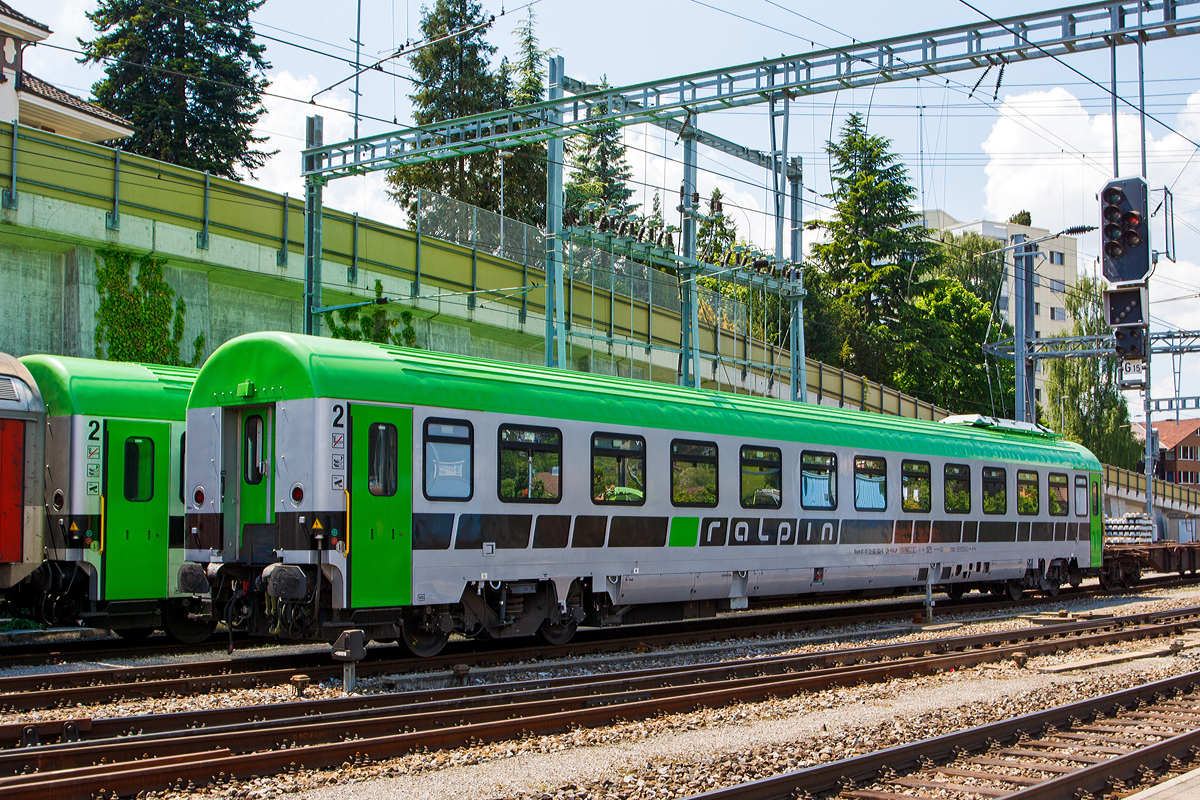 Klimatisierter RAlpin Begleitwagen für die Rollende Landstraße (RoLa) Bcm 61 85 59-00 103-6 CH-RALP, ex Bcm 61 85 50-90 103-6 CH-SBB, abgestellt am 28.05.2012 im Bahnhof Spiez. Dahinter noch ein weiterer Wagen.

2010 verkaufte die SBB ihre 20 klimatisierten Liegewagen des Typs Bcm61 an RAlpin. Die SBB setzte die Liegewagen des Typs Bcm 61 bis Dezember 2009 im Nachtverkehr zwischen Zürich, Genf und Rom ein. Aufgrund der sinkenden Nachfrage und der immer schnelleren Tagesverbindungen wurden der Nachtverkehr eingestellt und die Liegewagen zum Verkauf ausgeschrieben.

Die RAlpin ließ die Wagen 2011 von der TecSol AG in Österreich umbauen. Zum Umbau gehörte der Einbau eines Aufenthaltsraumes für die Fahrer mit Küchenblock, die Modernisierung der elektrischen Anlagen, Nachrüstung eines Fahrgastinformationssystems und Videosystems zur Verbindung mit der Leitstelle und die Ausrüstung der Waggons mit einem Hilfsdiesel zur autarken Energieversorgung ohne Zugsammelschiene. Die Begleitwagen des Typs Bcm61 verfügen über geschlossene Toilettensysteme.

TECHNISCHE DATEN:
Fahrzeughersteller: SWS (Baujahr 1979)
Fahrzeugumbau: TecSol AG (Umbau 2011)
Typenbezeichnung: Bcm 61
Einsatzgebiet: Begleitwagen für Lastwagentransporte (RoLa)
Spurweite: 1.435 mm
Anzahl der Radsätze: 4 (in 2 Drehgestellen)
Länge über Puffer: 26.400 mm
Drehzapfenabstand:19.000 mm,
Achsabstand im Drehgestell: 2.650 mm
Höhe ab SOK: 4.310 mm
Fahrzeugumgrenzungs-Profil: UIC 505-1
Raddurchmesser: 920 mm (neu) / 860 mm (abgenutzt)
Eigengewicht: 53 t
Dienstgewicht brutto: 58 t
Sitz/Liegeplätze: 32
Höchstgeschwindigkeit: 120
Bremsbauart: O-GP NBU ep
Bremsgewichte: G43 t, P(RtC) 57 t
Feststellbremse: Handspindelbremse
Intern. Verwendung: RIC