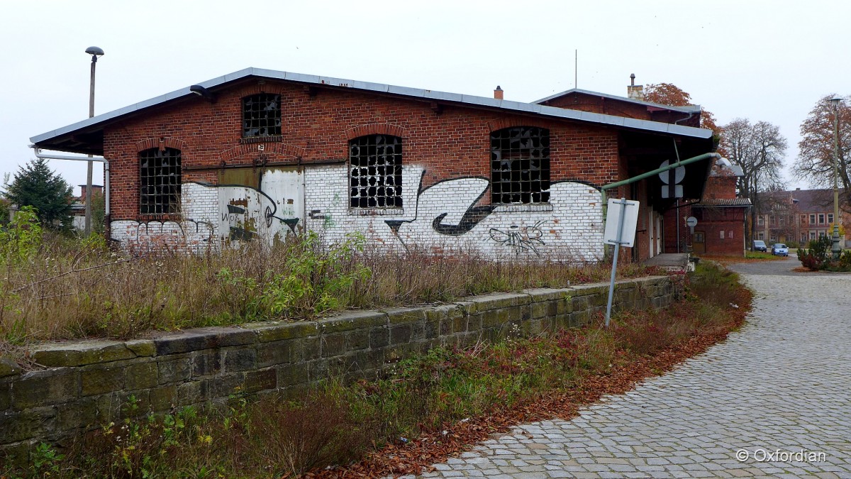 Klötze, stillgelegter Bahnhof. Vandalismus und Schmierereien am Bahnhofsschuppen.