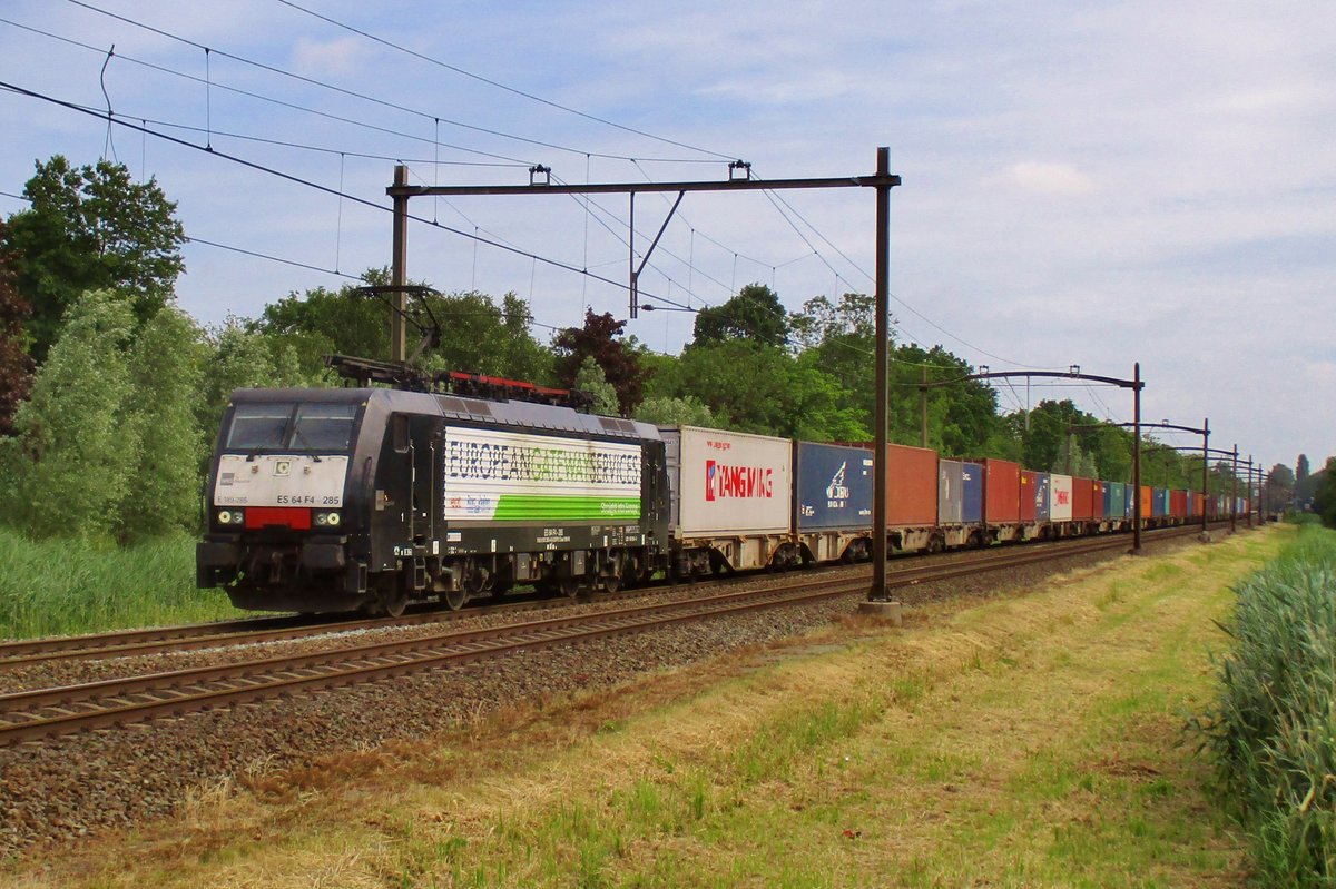 KLV mit 189 285 durcheilt Dordrecht-Bezuidendijk am 10 Juni 2017.