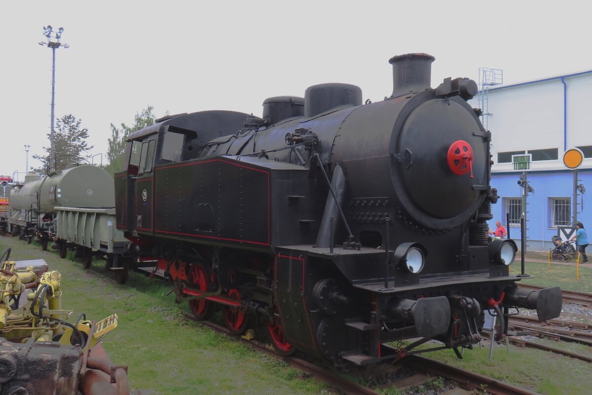 KND 29 steht am 11 Mai 2024 ins Eisenbahnmuseum von Luzna u Rakovnika. Dieser Lok wurde nach ein Entwurf der Bhmiusch-Mhrischen Protektoratsbahn ab 1940 gebaut -whrend der 2.Weltkrieg und auch danach, da diverse Httenbahnen in Tschecho_Slowakei sich interessierten frt dieser Machine. Dieser Exemplar wurde 1950 gebaut und ist der Obhut des EWisenbahnmuseums bergeben. Diese Info steht auf der Plakat neben der Lok. 