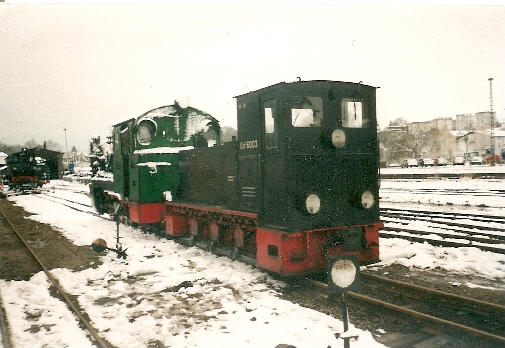 K�f6003 beim Rangieren im winterlichen Putbus. 