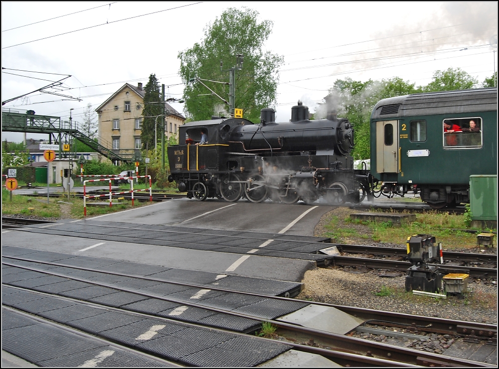 Kohle und Dampf gibt es zu verzollen, die Fahrgäste fahren sowieso gleich wieder mit dem Dampfschiff Hohentwiel zurück nach Konstanz. Ec 3/5 der MThB beim Grenzübertritt im Mai 2010. Fotostandort ist an der Straße.