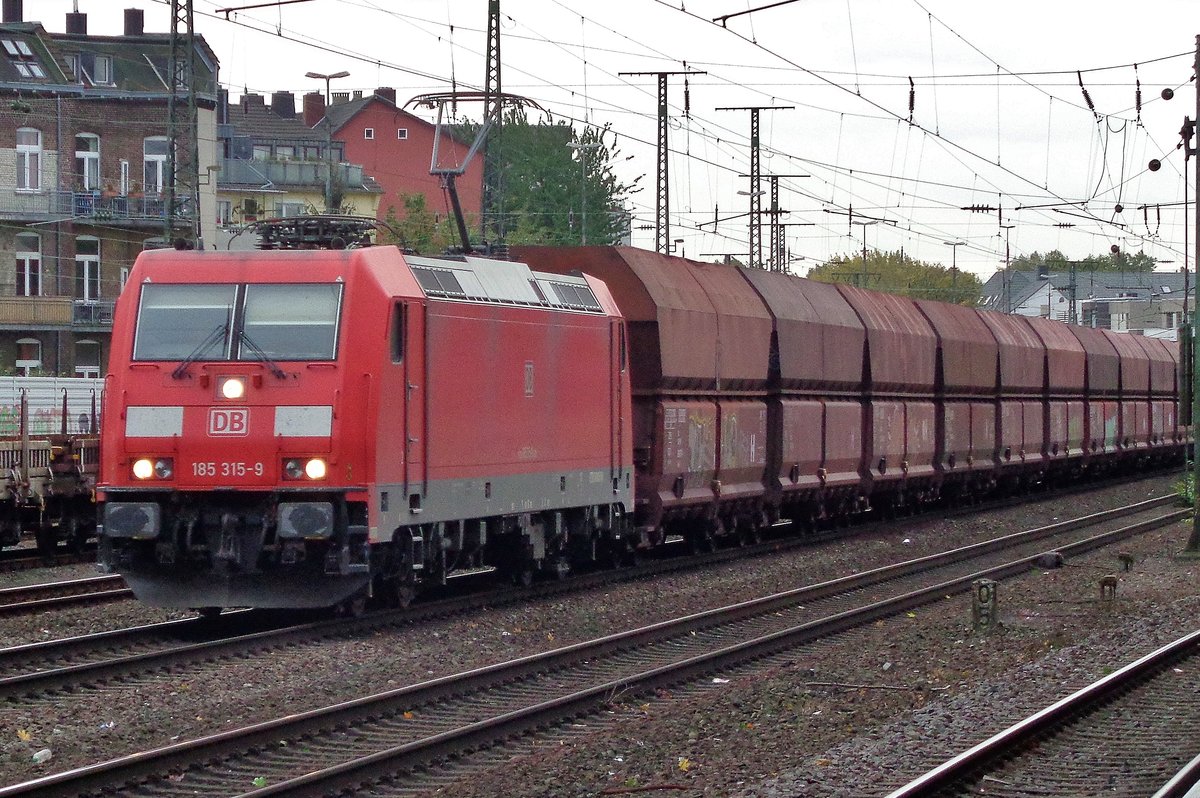 Kohlezug mit 185 315 durchfahrt Kln West am 4 Oktober 2017.