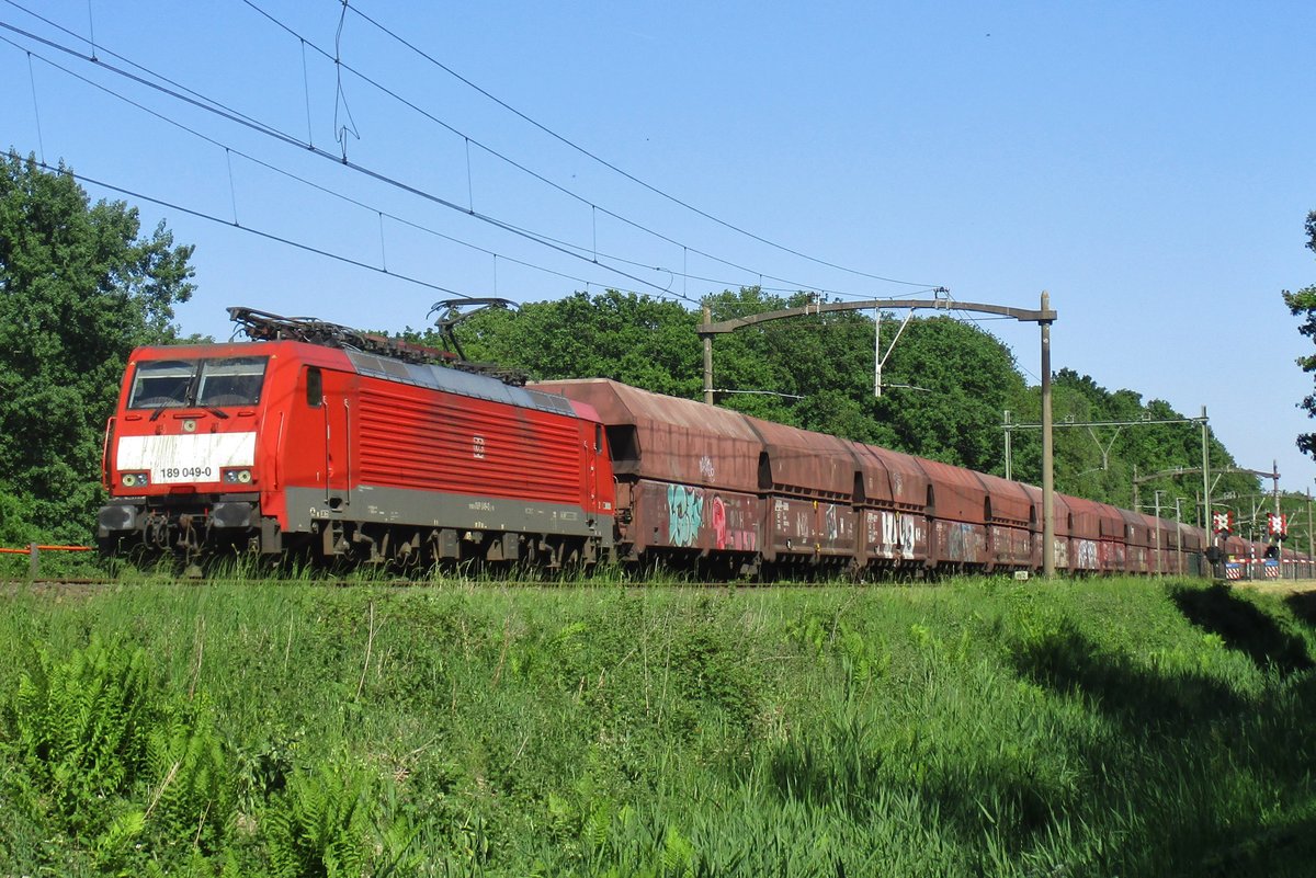 Kohlezug mit 189 049 passiert Tilburg Warande am 26 Mai 2017.