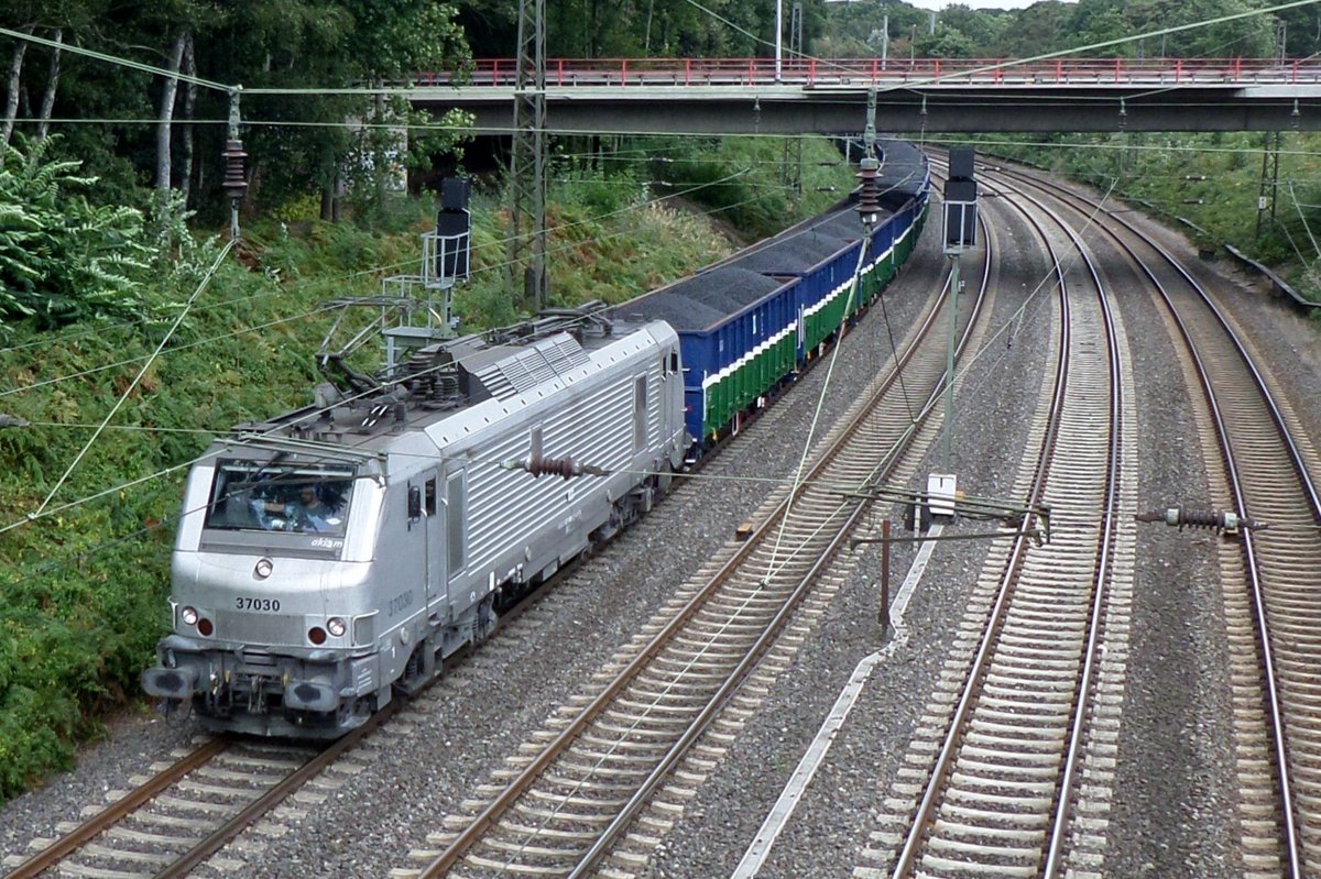 Kohlezug mit 37030 passiert der Universität von Duisburg am 16 September 2016.