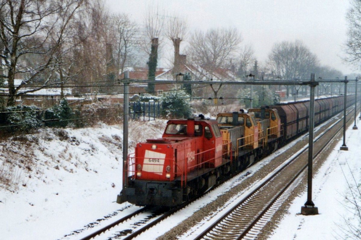 Kohlezug mit 6494 durchfahrt Schnee und Nijmegen-Kolpingbuurt am 21 Dezember 1998.