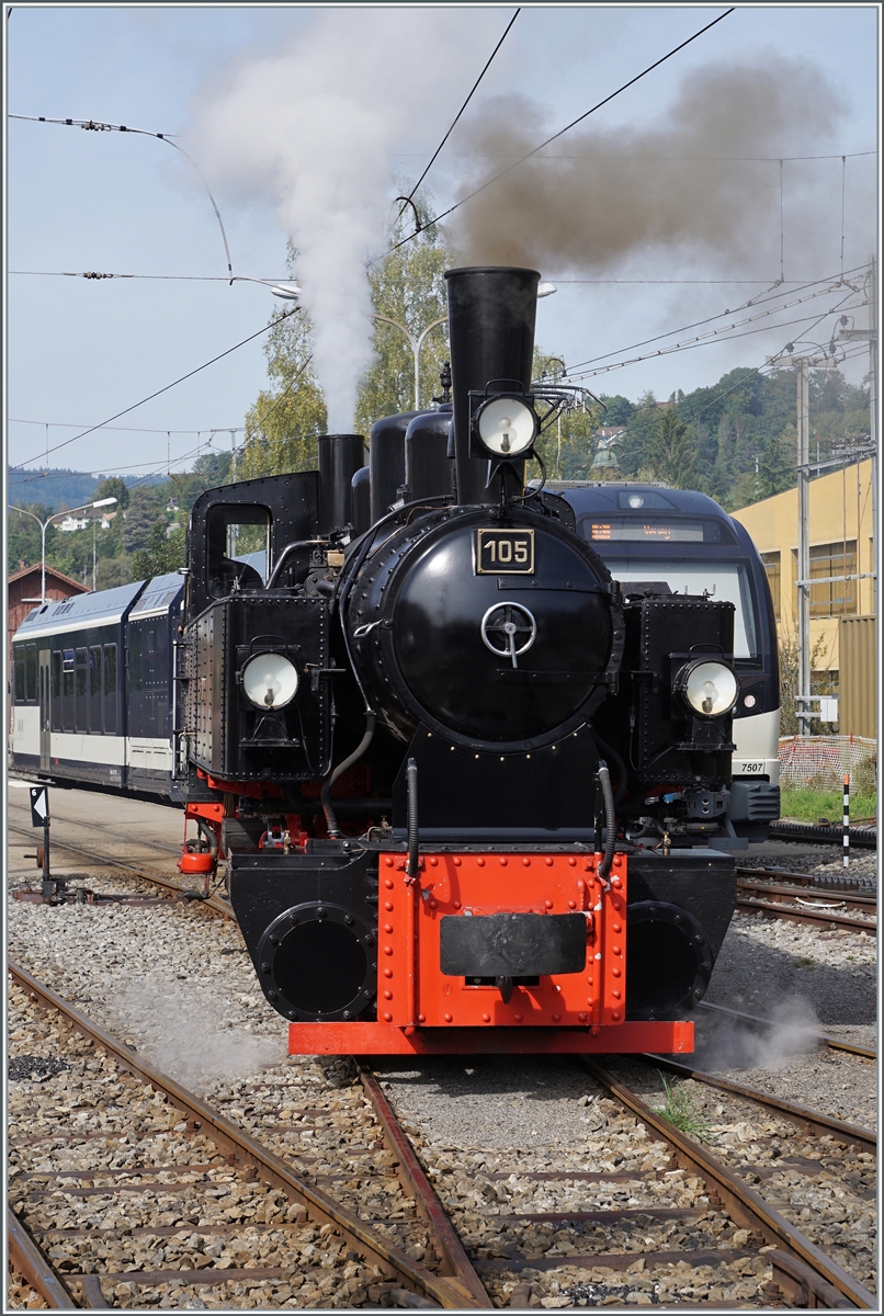 Kommt direkt auf mich zu: die Blonay-Chamby G 2x 2/2 105 in Blonay.
(Das Bild entstand mit etwas Zoom vom Bahnsteig aus). 

2. Oktober 2021