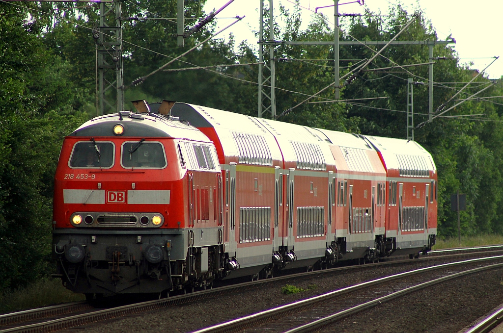 Komplett gedreht fährt die 218 453-9 mit der RB nach Husum und Kiel anlässlich der Kieler Woche. Schleswig 24.06.2013