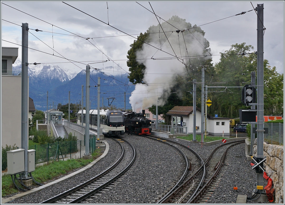 Kräfitig rauchend wartet der Blonay-Chamby Riviera Belle Epoque DAmpfzug nach der Einfahrt des Gegenzuges auf die Weiterfahrt.

27. Sept. 2020 