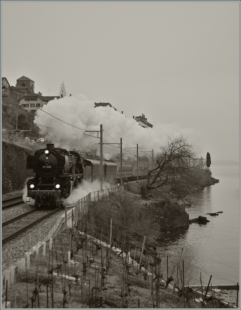 Kräftig dampft die 01 202 mit ihrem Alpine Steam Express dem Genfersee entlang.
Bei St-Saphorain, den 19. Jan. 2014