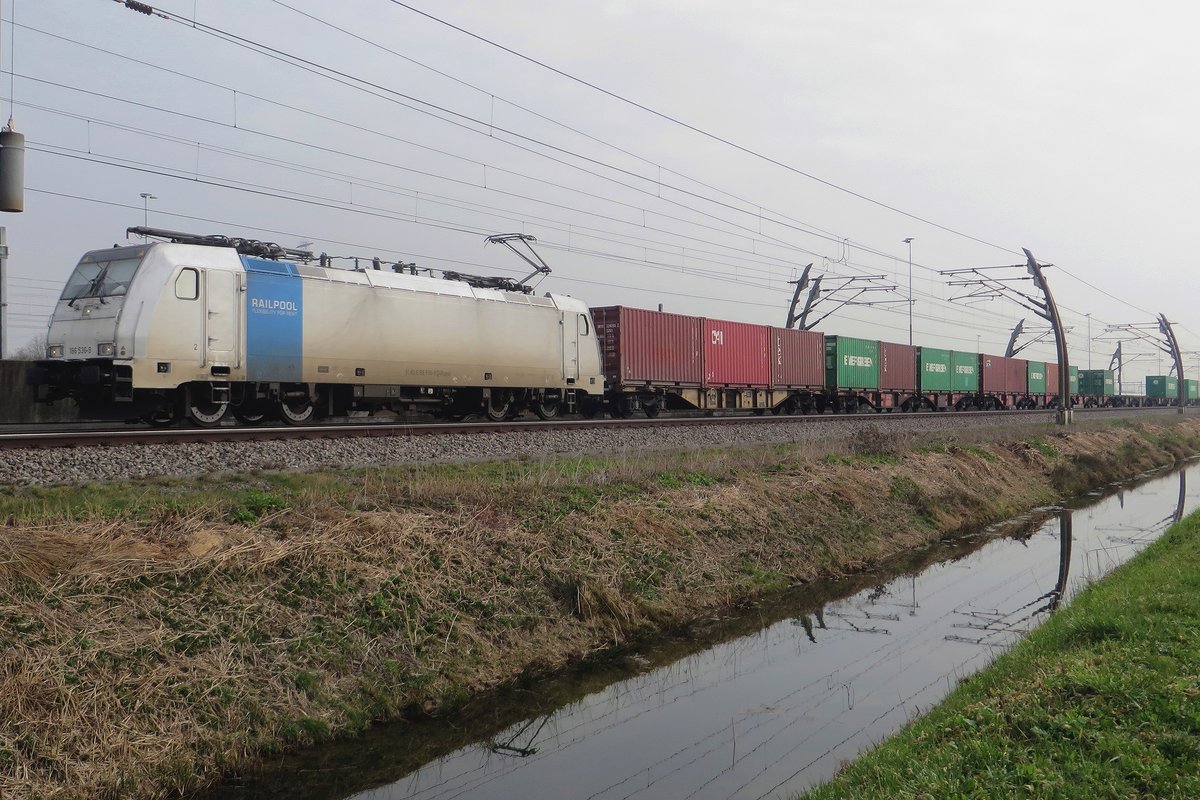 KRE 186 536 durchfahrt am nebeligen Morgen von 3 März 2021 Valburg  CUP.