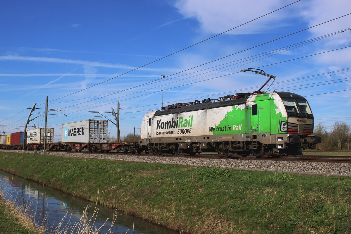 KRE 193 128 schleppt ein eher mässig beladener Containerzug durch Valburg am 14 März 2024.