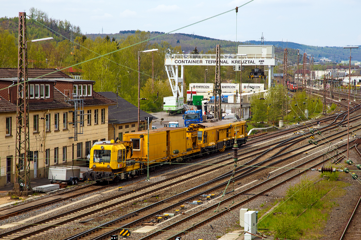 
Kreuztal den 02.05.2015, Blick von der Langenauer Brcke:

Der LINSINGER Schienenfrszug SF 03 FFS, Schweres Nebenfahrzeug Nr. D-DB 97 33 07 003 18-4, der DB Netz AG (SFM 601  Da Vinci ), mit dem Beiwagen 31 80 390 0 517-4 und dem GAF 100 R (Schweres Nebenfahrzeug Nr. 97 17 50 134 18-3) ist hier abgestellt. Das GAF 100 R wird als Steuerwagen verwendet.

Im Bild oben recht, neben der Abstellgruppe, befindet sich der Personenbahnhof.
