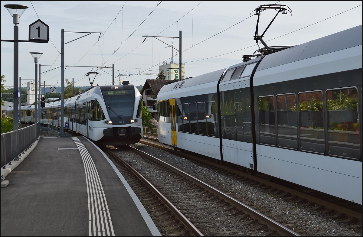 Kreuzung zweier dreiteiliger GTW-Züge in Marthalen. Mai 2015.