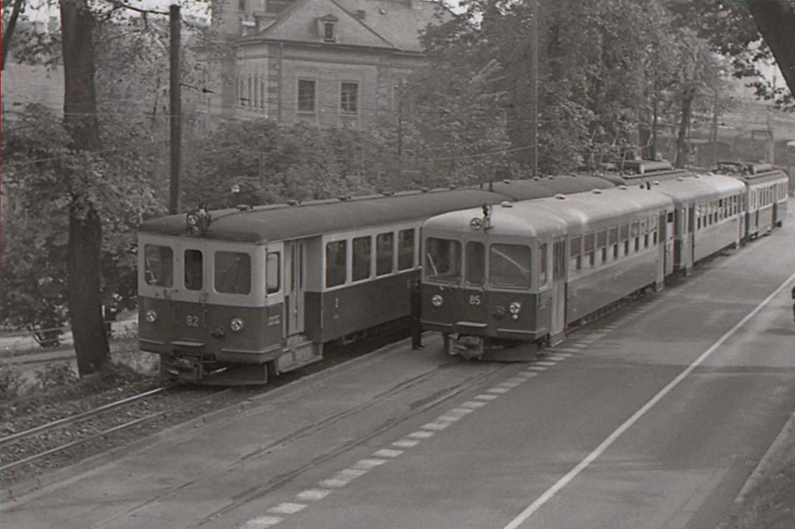 Kreuzung zweier SZB Züge am Tierspital (heute: Henkerbrünnli), links mit Steuerwagen 82, rechts der ganz neue Steuerwagen 85, der nur wenige Wochen hier fuhr, bevor die Strecke wegen unterirdischer Einführung in den Bahnhof Bern stillgelegt wurde. 21.September 1965   