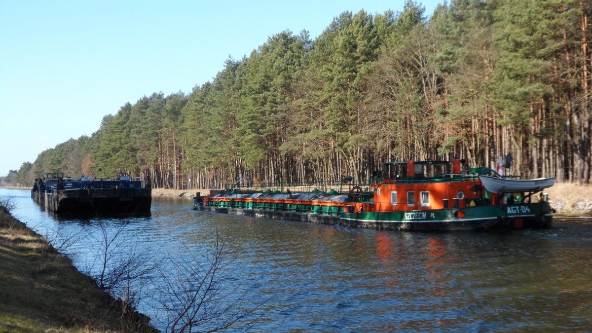 Kreuzung zwischen Bizon 117 aus Stettin und Gütermotorschiff - Gastanker AGT 4 aus Stettin im Oder - Havel - Kanal bei Fahrt in Richtung Lehnitz zwischen Finowfurt und Marienwerder am 08.03.14 um 11:30 Uhr