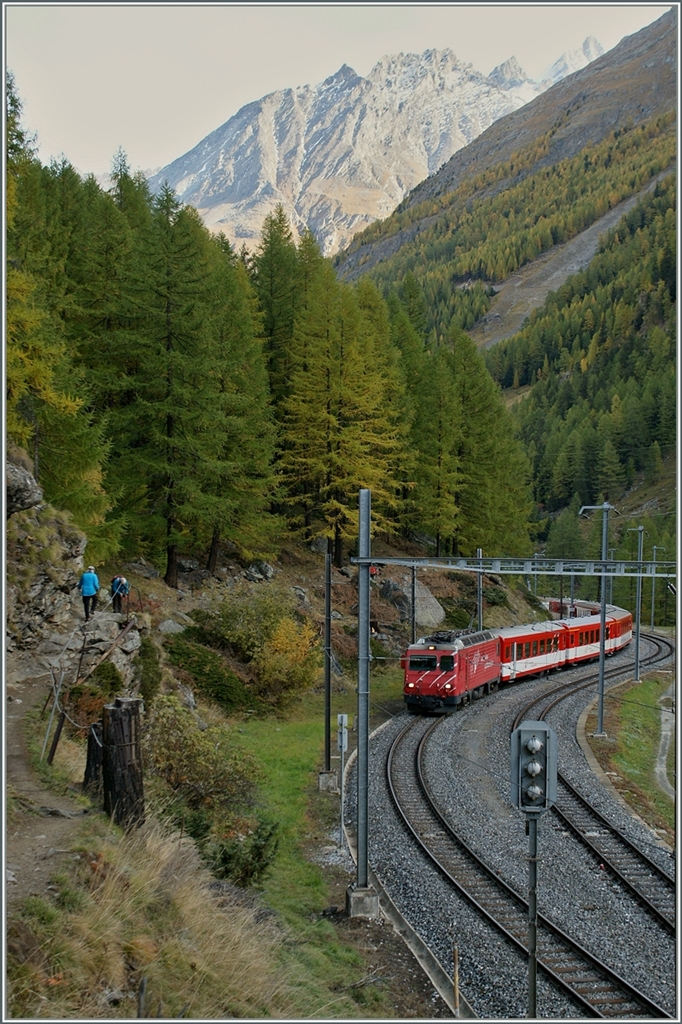 Kreuzungs- und Dienststation  Schwarzer Boden  der MGB zwischen Täsch und Zermatt. 21. Okt. 2013