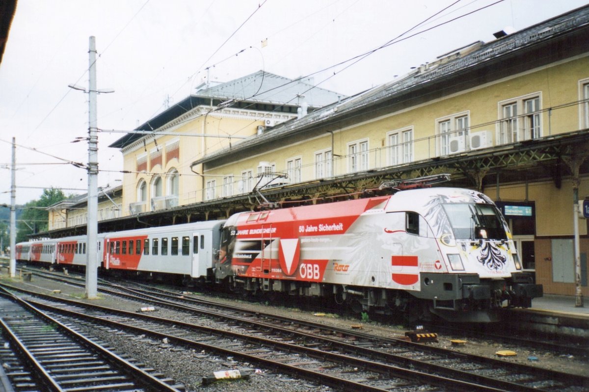 Kriegslok 1116 246 steht am 31 Mai 2004 in Salzburg Hbf.