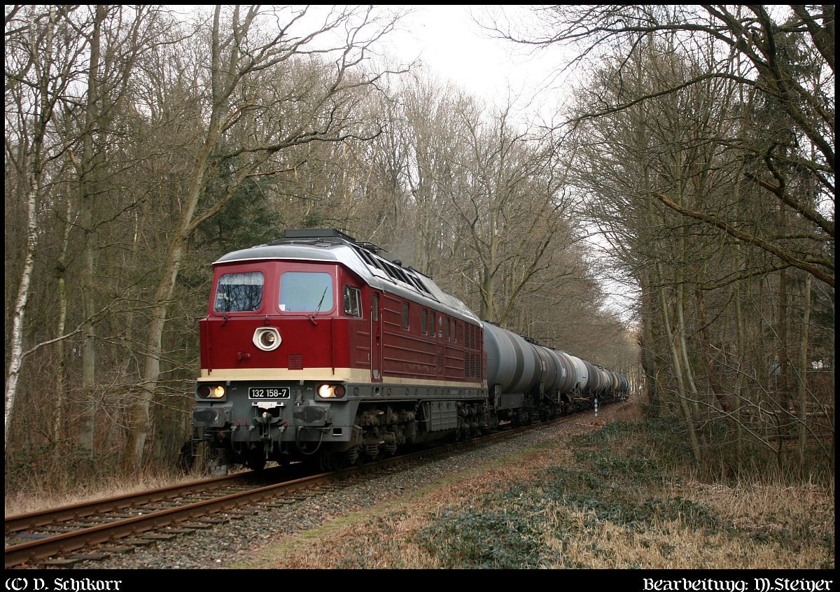 Kult in Kiel...Der wöchentlich fahrende Rapsölzug wird hier von der LEG 132 158-7(LTS 0373, Bj1974, ex DB 232 158-6, 1995 z und a, 1996-2003 in Sarajevo und kurz in CZ, seit Ende 2003 bei der LEG, NVRNr. 9280 0232 158-8 D-LEG)quer durch die Kieler Pampa gezogen. 25.02.2015