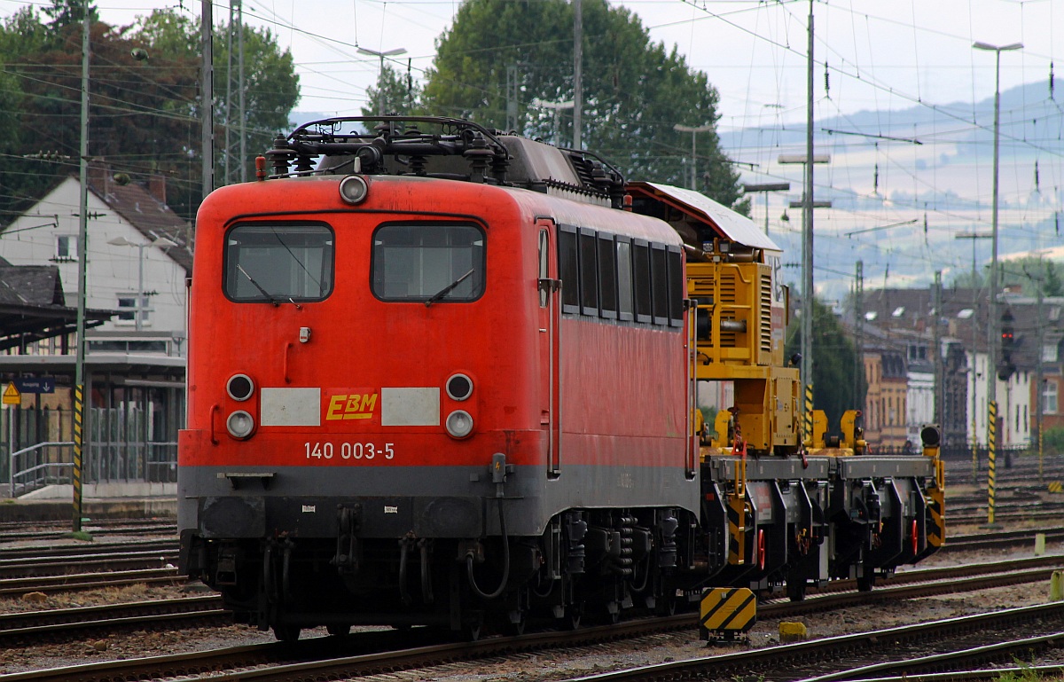 Kult-Lok pur...140 003-5 (REV/LDX/26.07.07, Verl/LDX/25.07.14) der EBM steht zusammen mit der DB Schienenzugladeeinrichtung SILAD 40.61(99 80 9352 002-7)abgestellt im Gbf Bereich des Bahnhofes Neuwied. 15.09.2013 (02400)