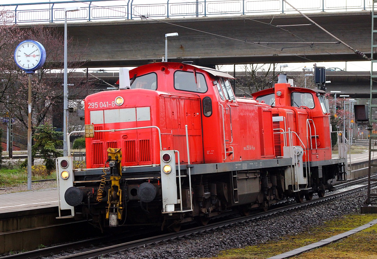 Kultdiesel unter sich...V90/3 295 041-8(DB Schenker Rail Hannover, REV/BCS X/23.06.08, Verl/HB X/23.06.15)und V60/3 363 044-9(DB Schenker Rail Nürnberg, REV/BCS X/19.03.09, Verl/AM 9/07.01.16)dieseln hier gemütlich durch Hamburg-Harburg. 01.04.2015