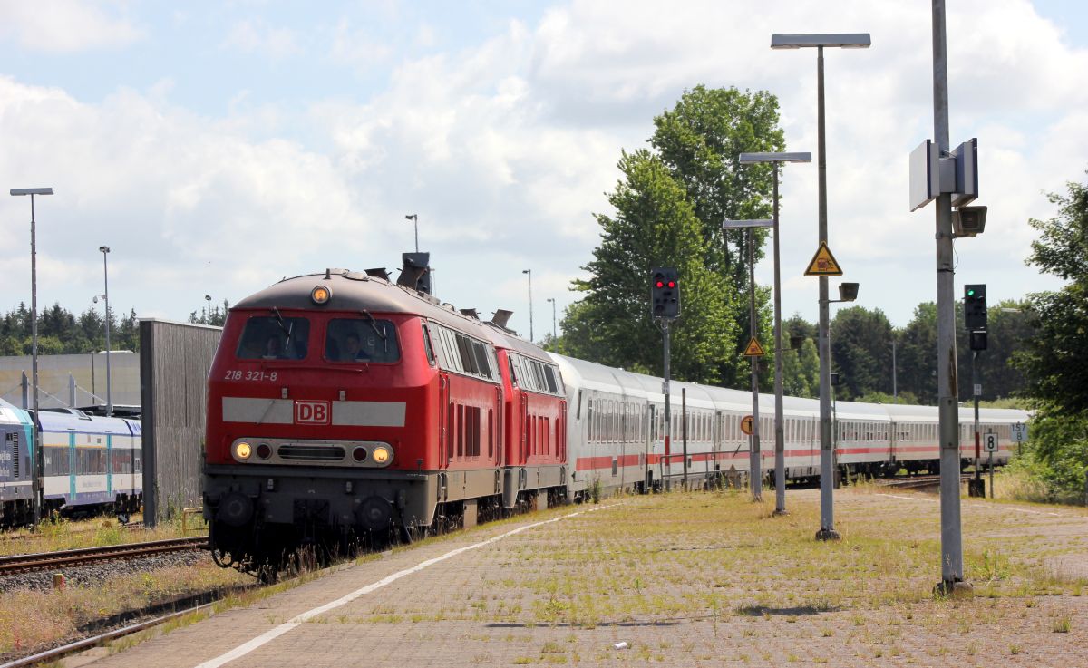 Kurz danach kamen die 218 321 und 810 mit dem IC 2314 aus Kln in Husum an. 10.07.2019