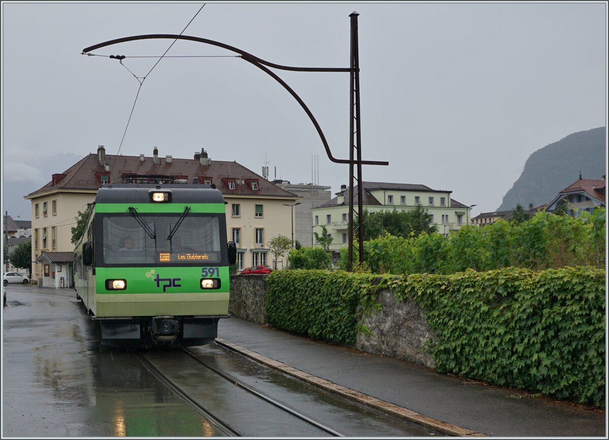 Kurz darauf kommt aus der Gegenrichtung der TPC AOMC ASD Beh 4/8 591 angefahren, der als R71 436 auf dem Weg nach Les Diablerets ist. Da der dritte Umlauf wie flüchtig gesehen auch von einem ABe 4/8 abgedeckt wird, werden die BDe 4/4 Leistungen nun wohl zur Ausnahme. 
Der Zug fährt unter einem Fahrleitungsmasten durch, der wohl noch aus der Eröffnungzeit der Bahn (1914) stammen dürfte.

21. Juli 2024