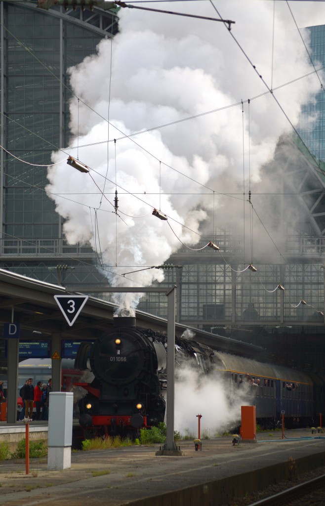 Kurz drauf war es soweit.Dann fuhr 01 1066 (UEF) um 9:04 Uhr ab Gleis 16  mit dem Sonderzug  50 Jahre Fernschnellzug Roland  nach Kassel aus.
