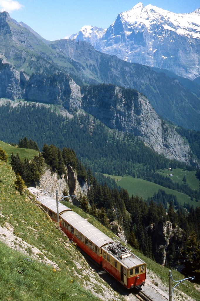 Kurz hinter der Bergstation fährt eine He 2/2 mit ihrem Zug im Juni 1990 talwärts