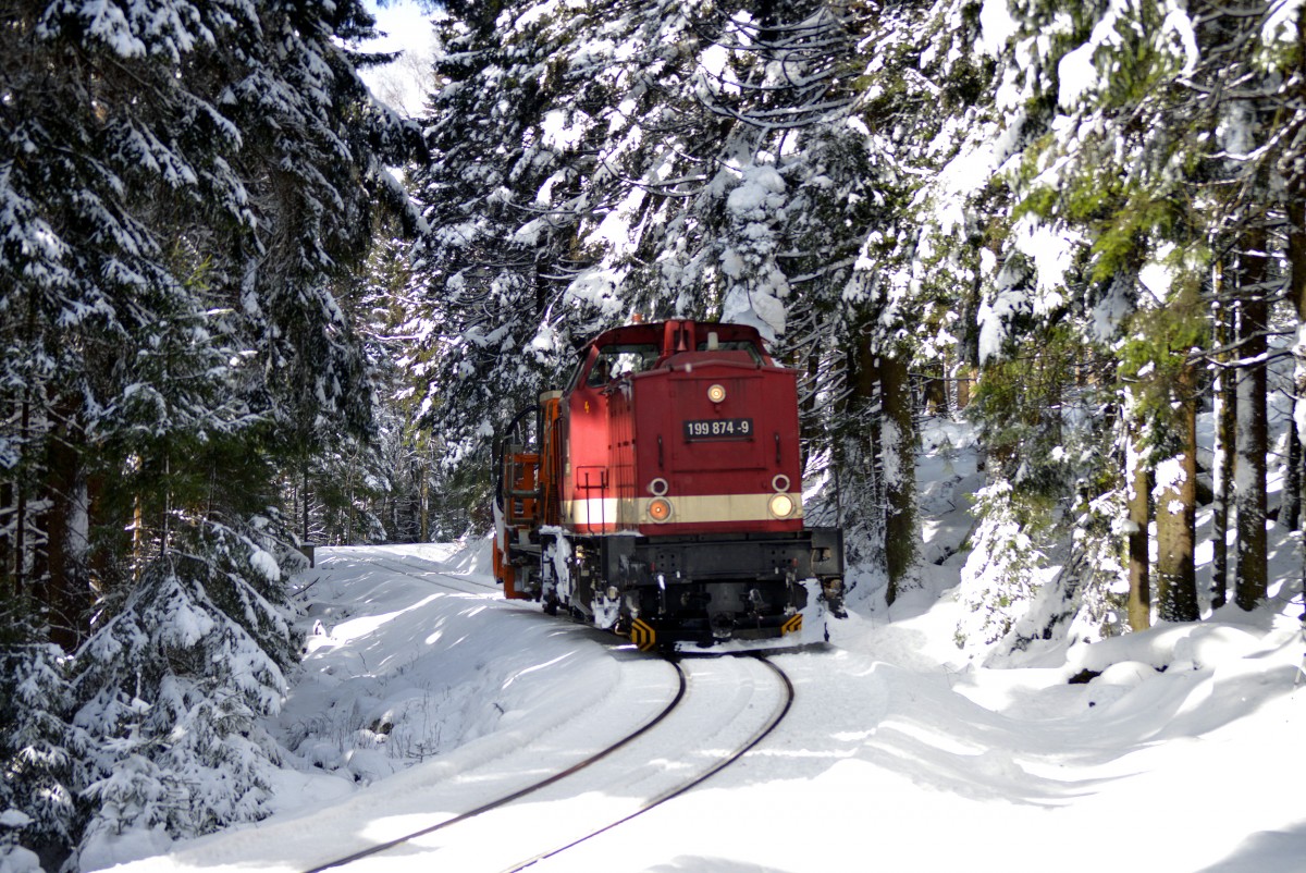 Kurz hinter dem N 8940 kam am 03.04.2015 die 199 874-9 mit der Schneefr�se Ri.Schierke gerollt.