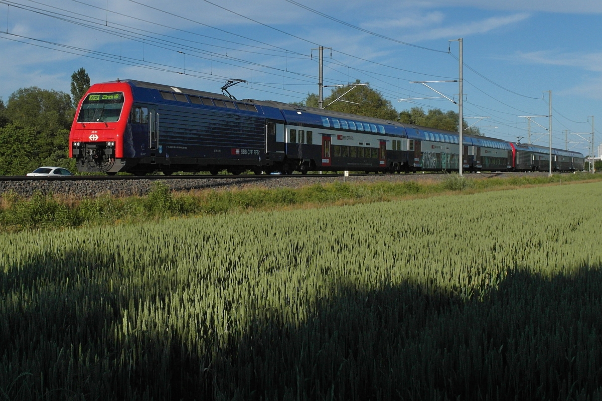 Kurz nach der Abfahrt in Kreuzlingen ziehen Re 450 084-9 und Re 450 102-9 am 10.06.2017 die Wagen des IR 2134 von Konstanz nach Zürich.