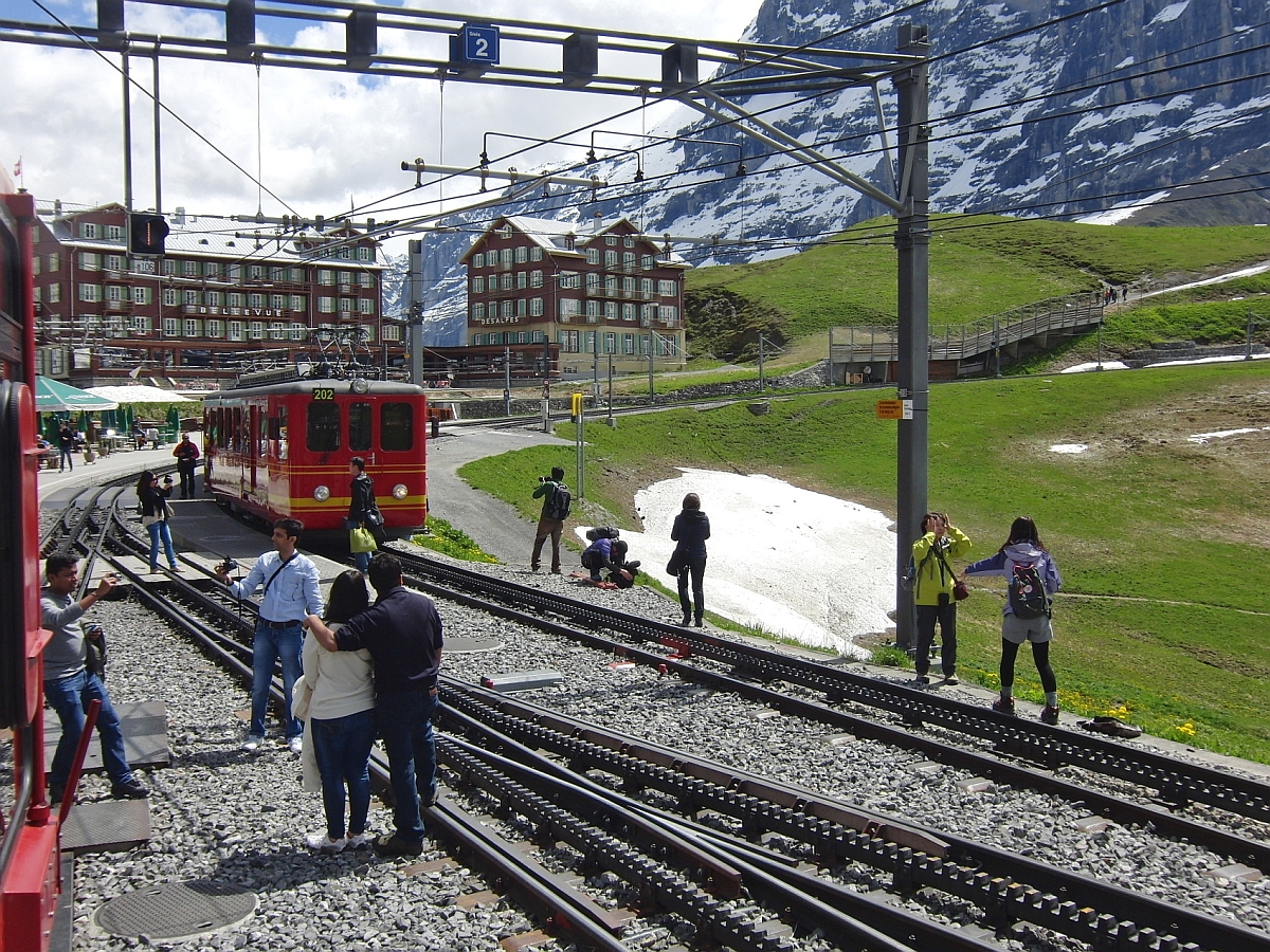 Kurz nach der Ankunft von Triebwagen der Wengernalpbahn auf der Kleinen Scheidegg ist nach dem Aussteigen für einige Touristen der Gleisbereich der Jungfraubahn ein begehrter Fotostandpunkt (15.06.2013).