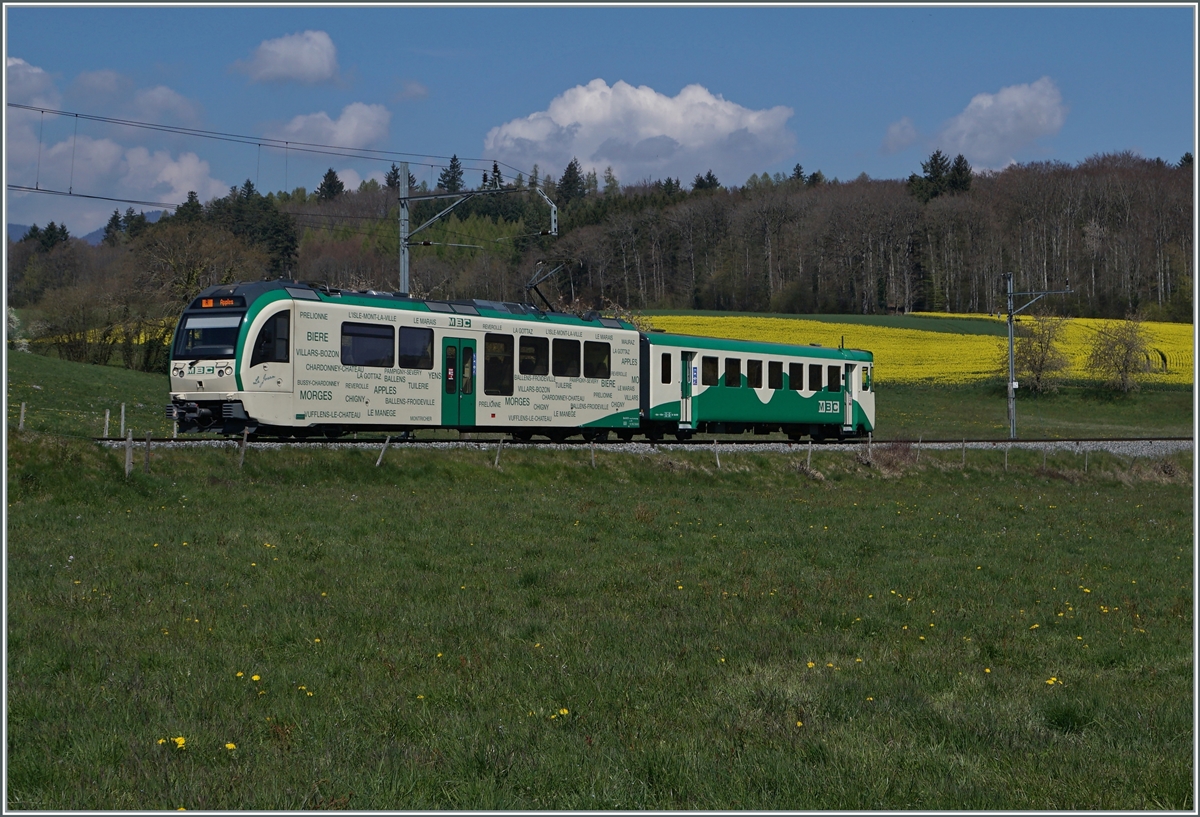 Kurz nach Apples ist ein BAM Regionalzug auf dem Weg nach L'Isle. 

20. April 2021