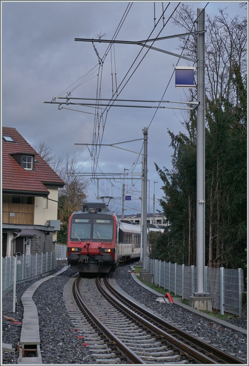 Kurz nach der Ausfahrt in Bulle ist ein SBB Domino auf dem Dreischienengleis auf dem Weg nach Broc Village.

22. Dezember 2022