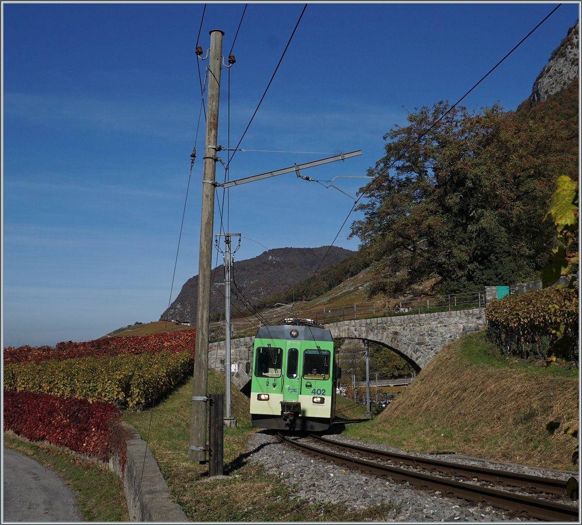 Kurz nach dem Bahnhof  Aigle Chteau  beginnt die kurvenreiche Steigung durch die Weinberge von Aigle. Im Bild der ASD BDe 4/4 402 auf Bergfahrt.

27. Okt. 2021