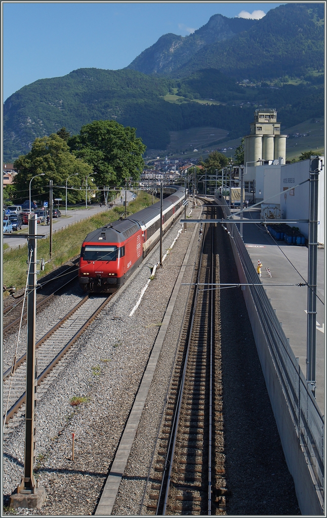 Kurz nach dem Halt in Aigle fährt die Re 460 046-6 mit ihrem IR 1711 von Genève Aéroport Richtung Brig weiter. Rechts im Bild die TPC (AOMC) Meterspurstrecke Richtung Champéry.
27. Mai 2015