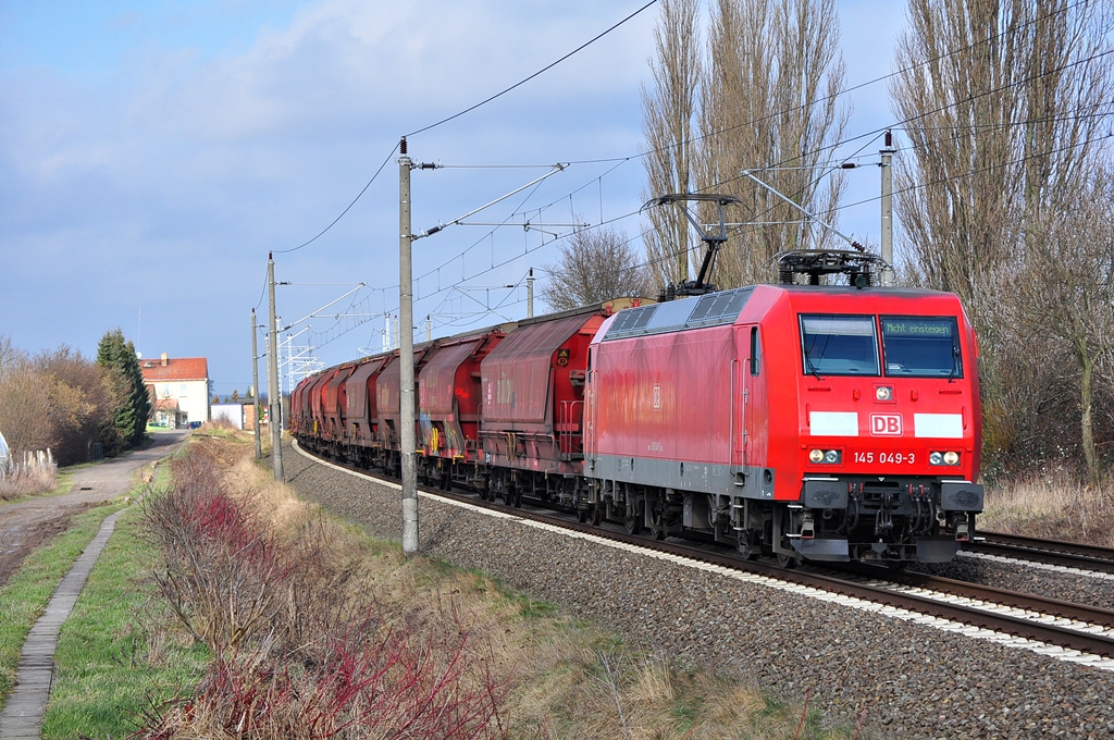 Kurz nach dem Start in Wismar wurde die 145 049 mit ihrem Zug nach Baalberge in Schwerin-Medewege geknipst.Das war das zweite mal am 14.02.2014 das mir die Lok in den Sucher fuhr.Allerdings wartete bereits weiter südlich ein weitere Fotograf auf den Zug-:))

Gruss
Christian