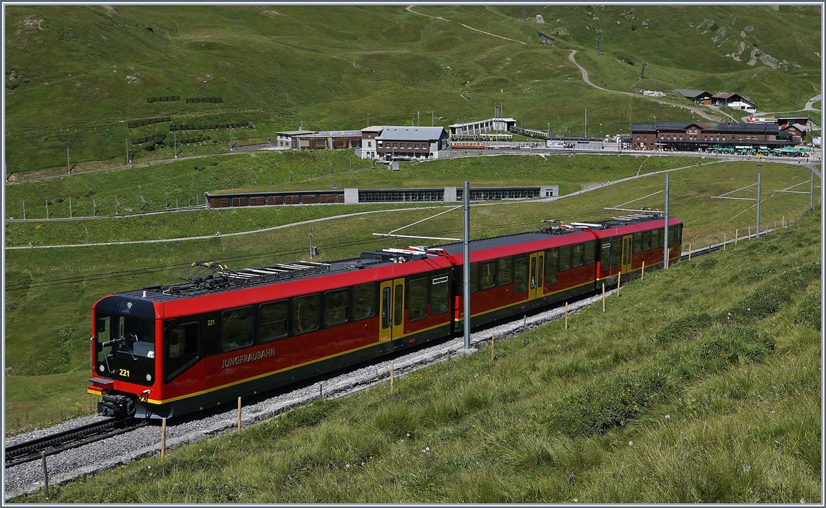 Kurz nach der Kleine Scheidegg fährt ein neuer Jungfraubahn Zug Richtung Jungfraujoch. Ein Blick in den nicht weit entfernten Bahnhof Kleine Scheidegg zeigt alte JB und WAB Triebwagen.
8. Aug. 2016