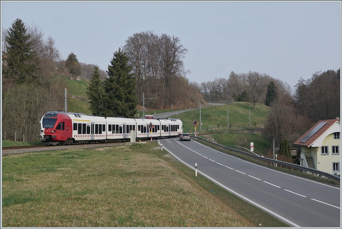 Kurz nach Pensier ist der TPF RABe 527 192 auf dem Weg nach Ins.

29. März 2022 