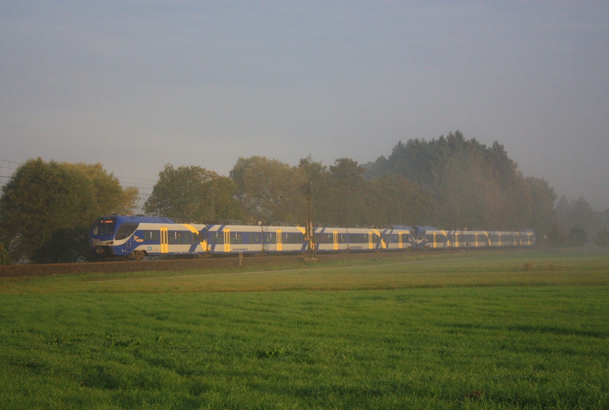 Kurz nach Prien am Chiemsee kam am 30. September 2014 dieses Treibwagenduo aus dem morgendlichem Nebel.