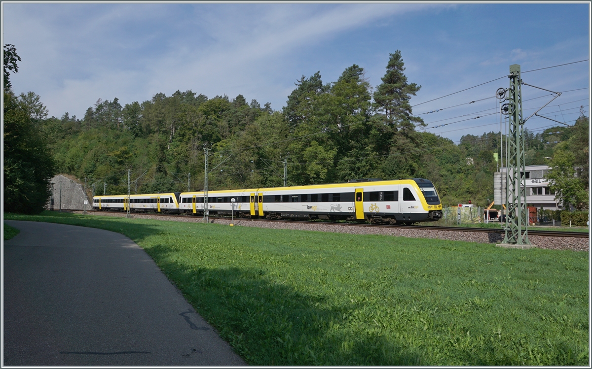 Kurz nach Thayngen sind die beiden DB 612 547 und 612 629 auf dem Weg nach Basel Bad Bf und werden in wenigen Minuten in Schaffhausen ankommen. 

30. August 2022