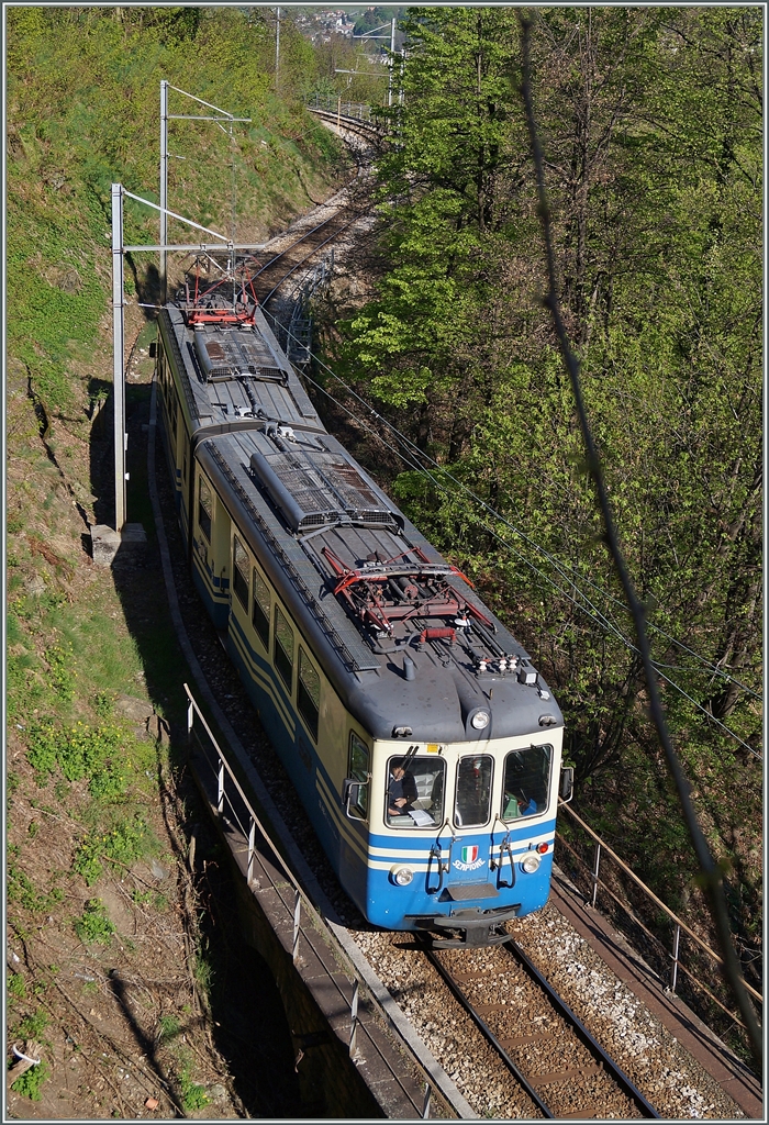 Kurz nach Trontano ist der SSIF ABe 6/6 33  Sempione  ist als  Locale  745 Richtung Re unterwegs.
14. April 2014