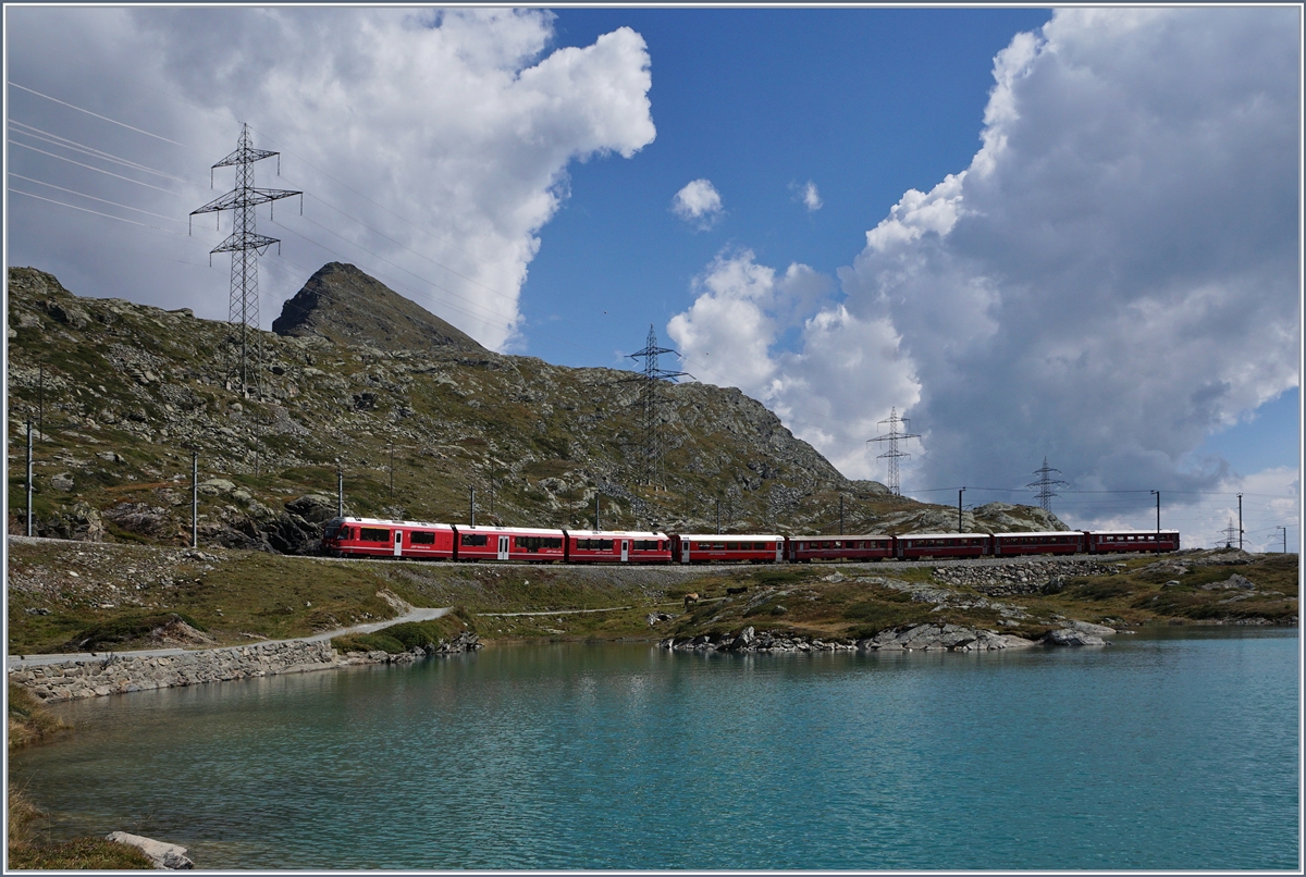 Kurz vor Bernina Ospizio ist am Laco Bianco ein Bernina-Bahn Regionalzug unterwegs.
13. Sept. 2016